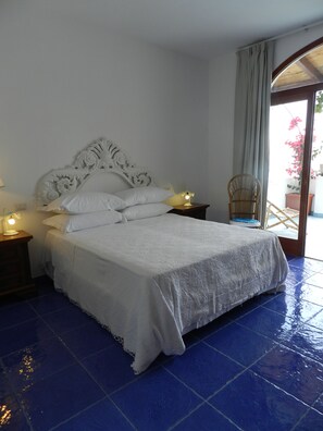 Cubrecamas, minibar y caja de seguridad en la habitación 