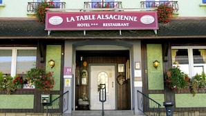 A hotel entrance with a sign reading "LA TABLE ALSACIENNE HOTEL RESTAURANT". - La Table Alsacienne (Farebersviller)