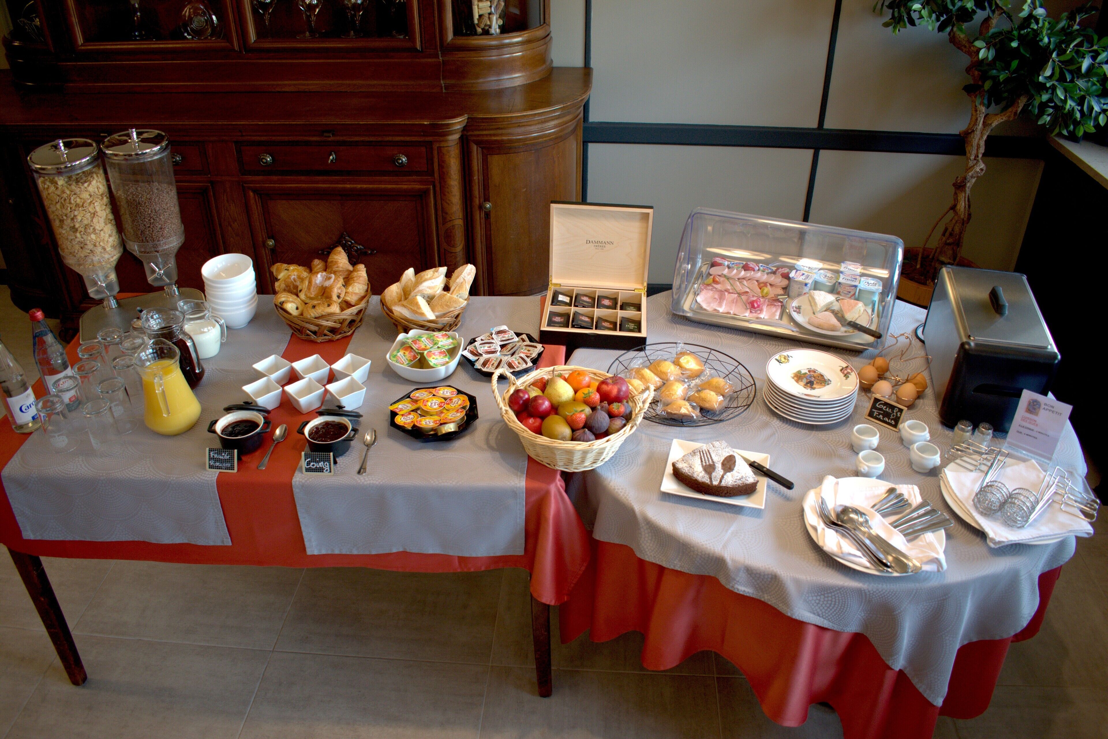 Desayuno buffet diario (EUR 11 por persona)