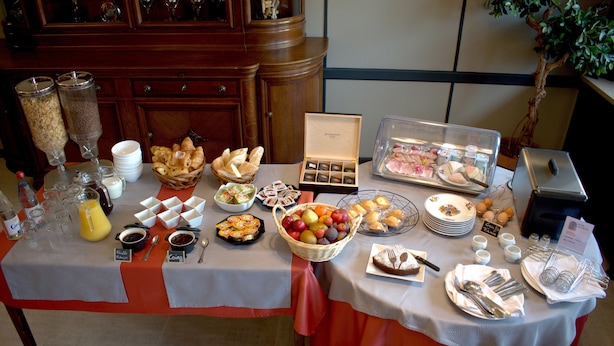 A buffet table with various food items and beverages. - La Table Alsacienne (Farebersviller)