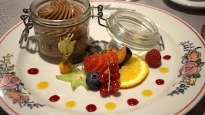 A plate with a variety of fruits and a jar of chocolate spread. - La Table Alsacienne (Farebersviller)