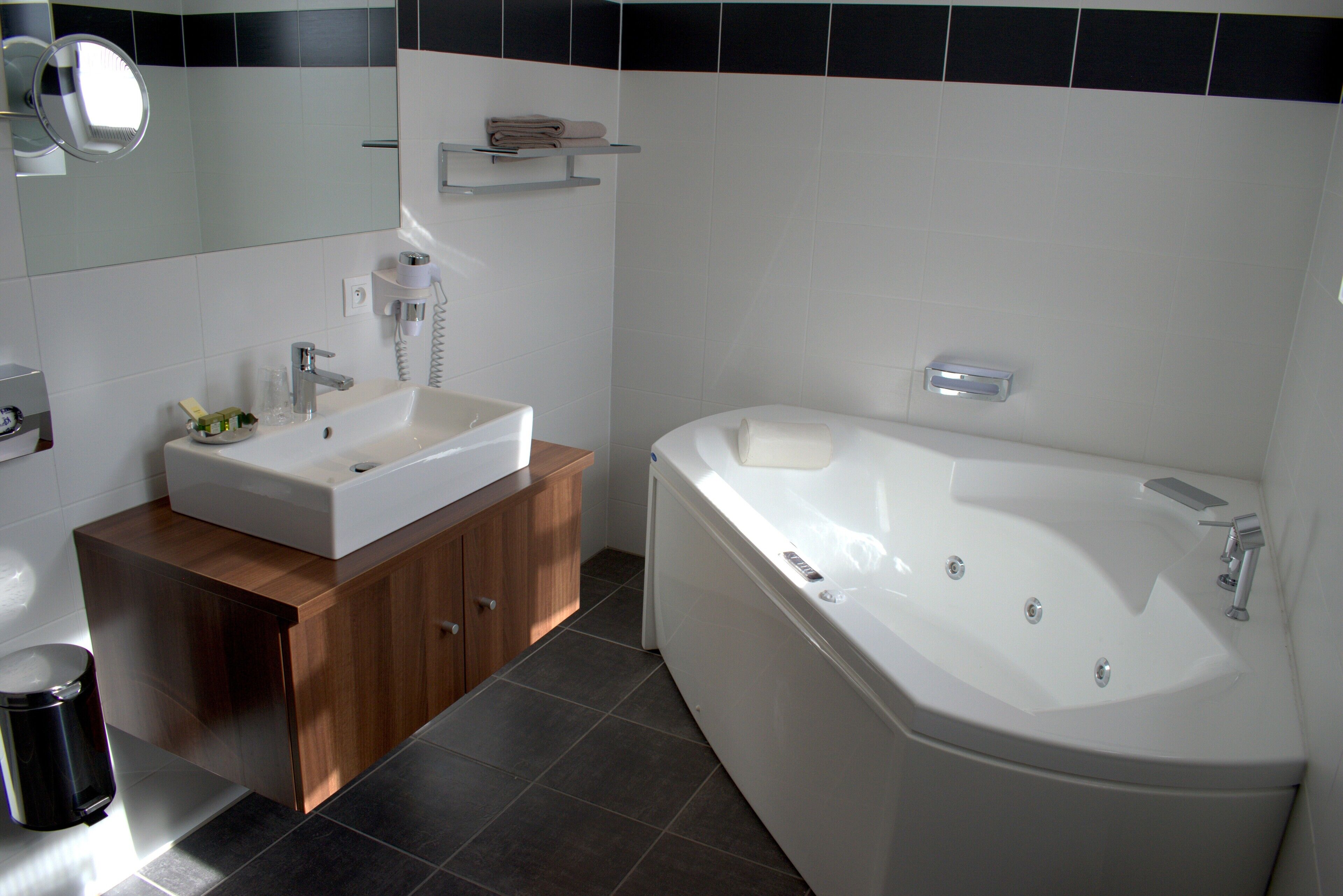 Superior tweepersoonskamer, bubbelbad | Badkamer | Een douche, een haardroger, handdoeken