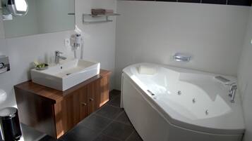 Superior tweepersoonskamer, bubbelbad | Badkamer | Een douche, een haardroger, handdoeken