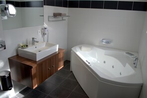 高级双人房, 按摩浴缸 | 浴室 | 淋浴设施、吹风机、毛巾