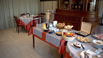 Tägliches Frühstücksbuffet (11 EUR pro Person)