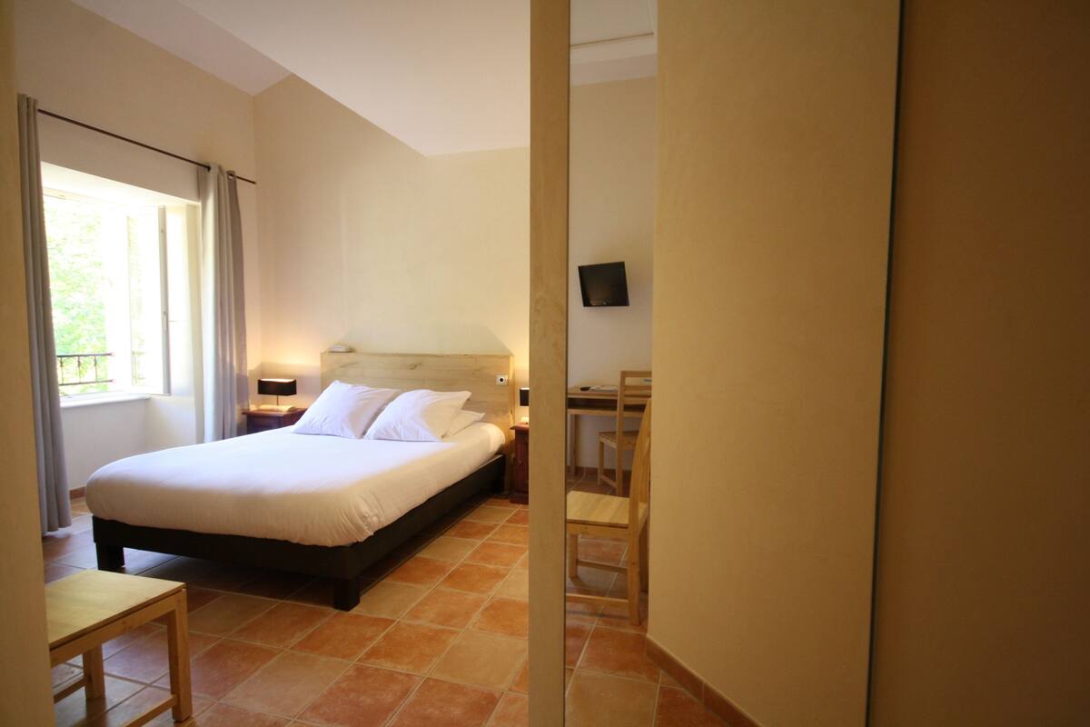 Premium bedding, in-room safe, blackout curtains, soundproofing