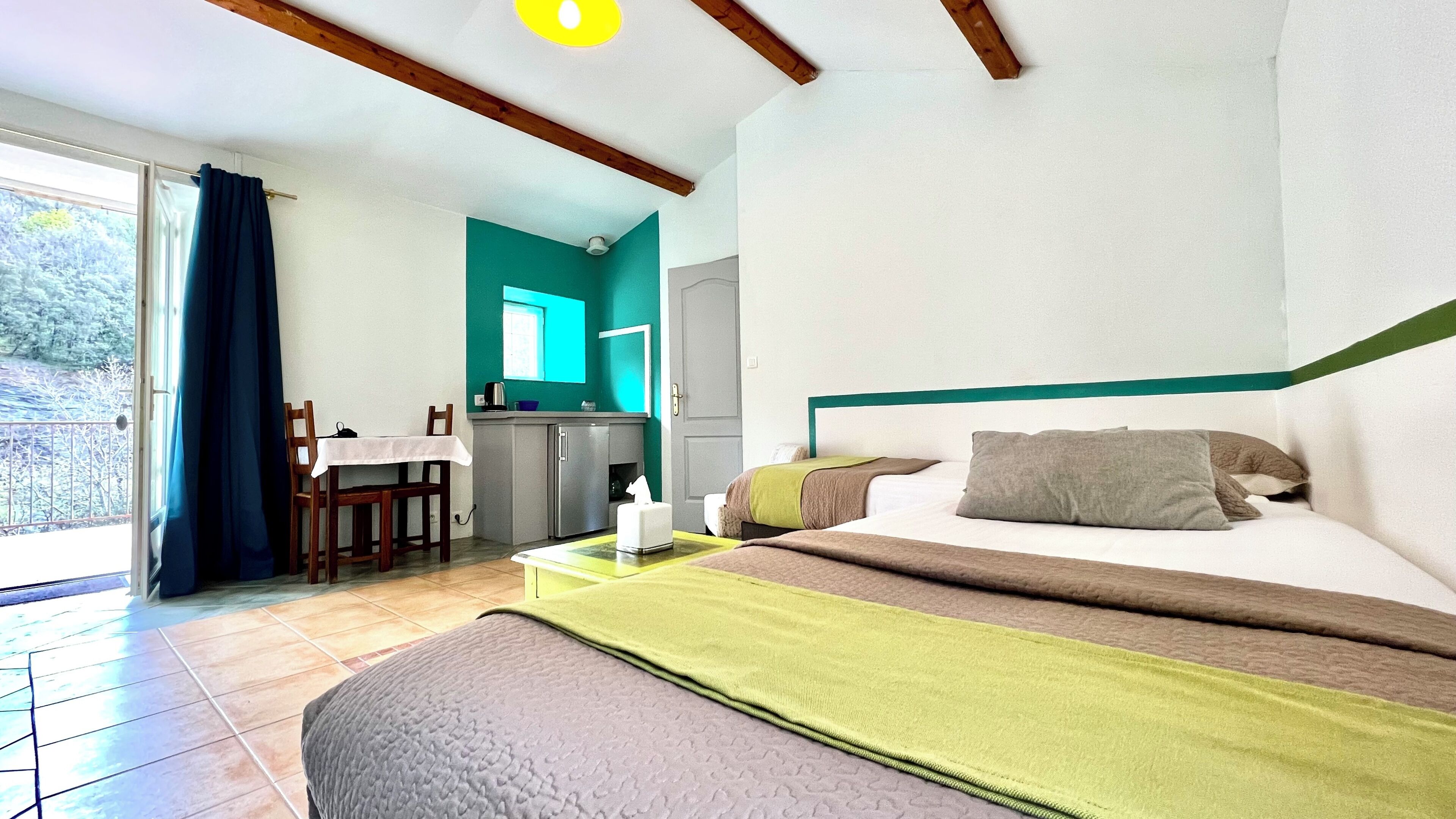 Chambre Quadruple Familiale, vue fleuve | Literie de qualité supérieure, coffres-forts dans les chambres
