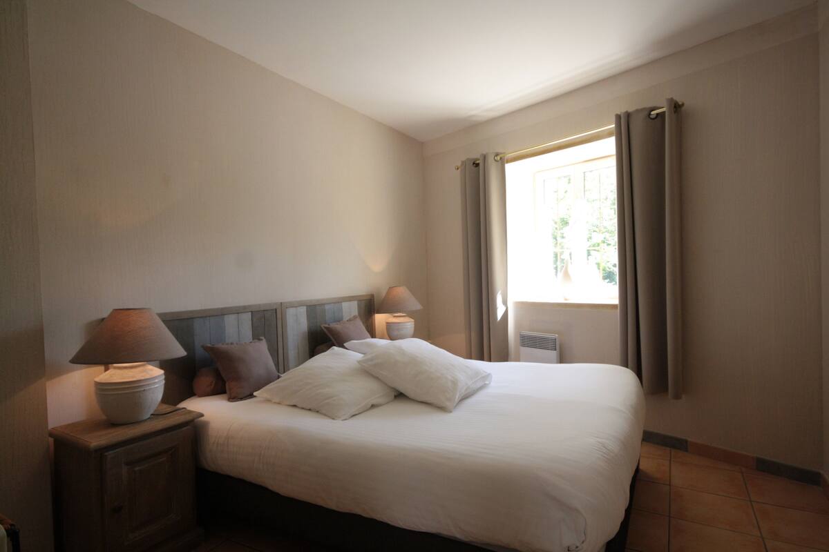 Premium bedding, in-room safe, blackout curtains, soundproofing