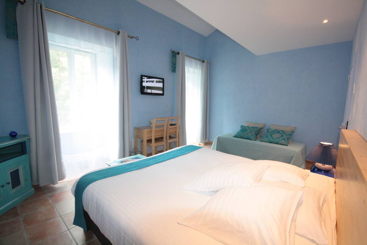 Premium bedding, in-room safe, blackout curtains, soundproofing