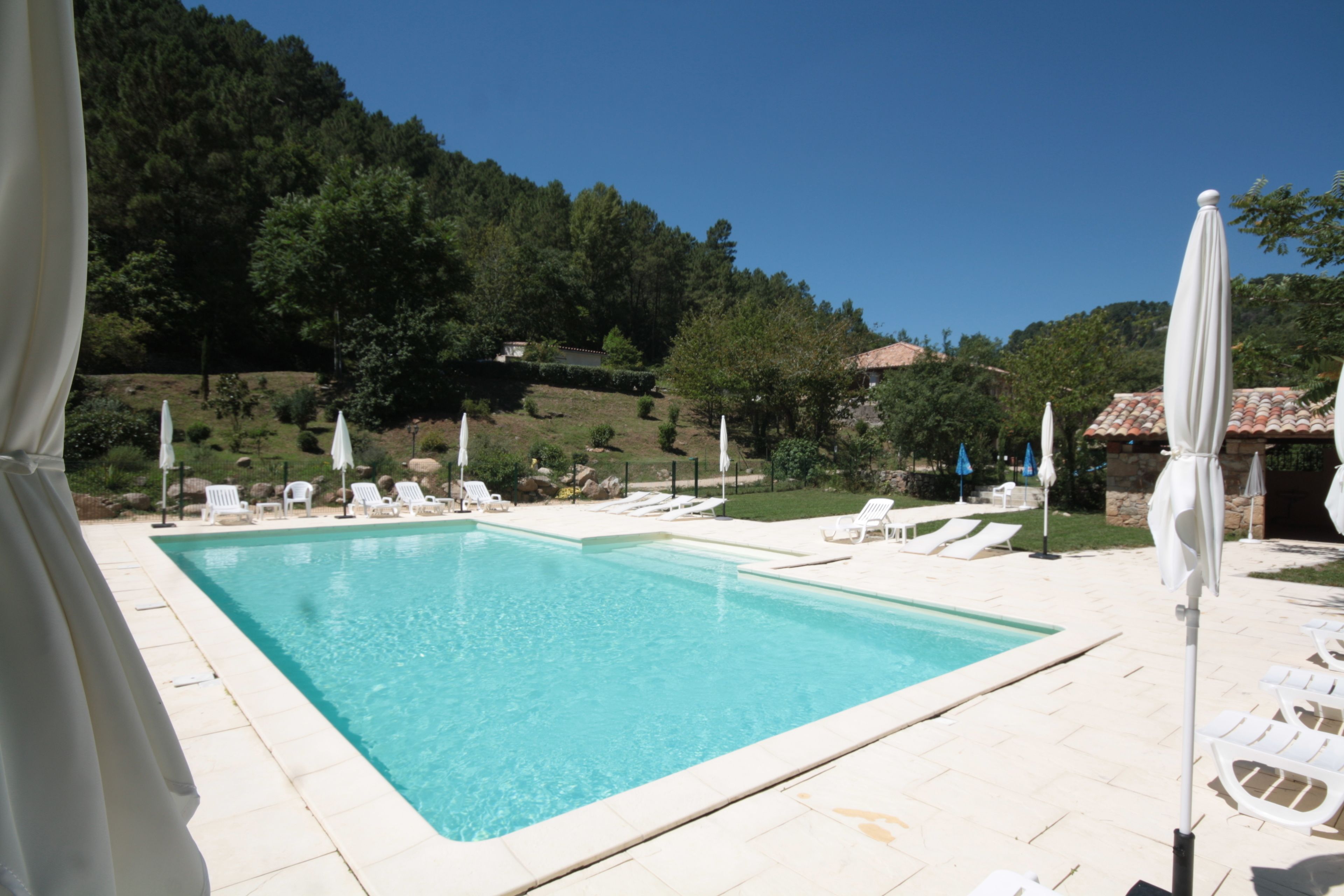Piscine extérieure, cabanons gratuits, parasols de plage