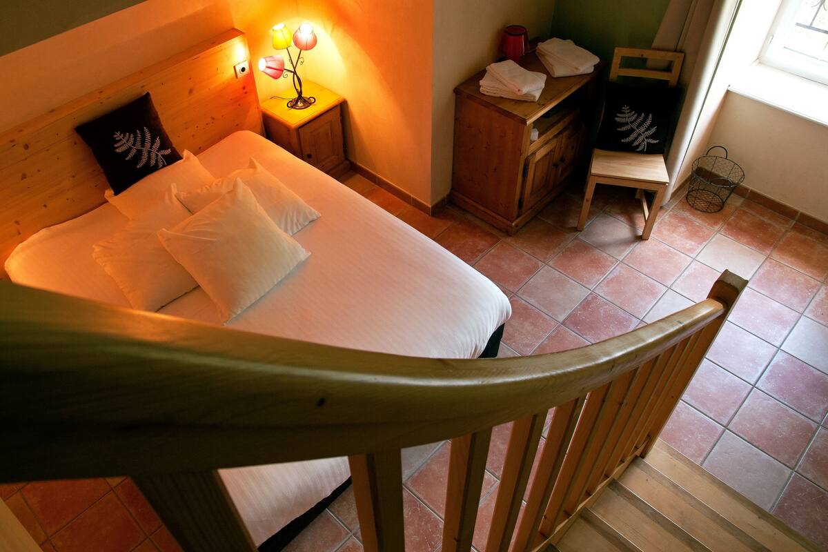 Premium bedding, in-room safe, blackout curtains, soundproofing