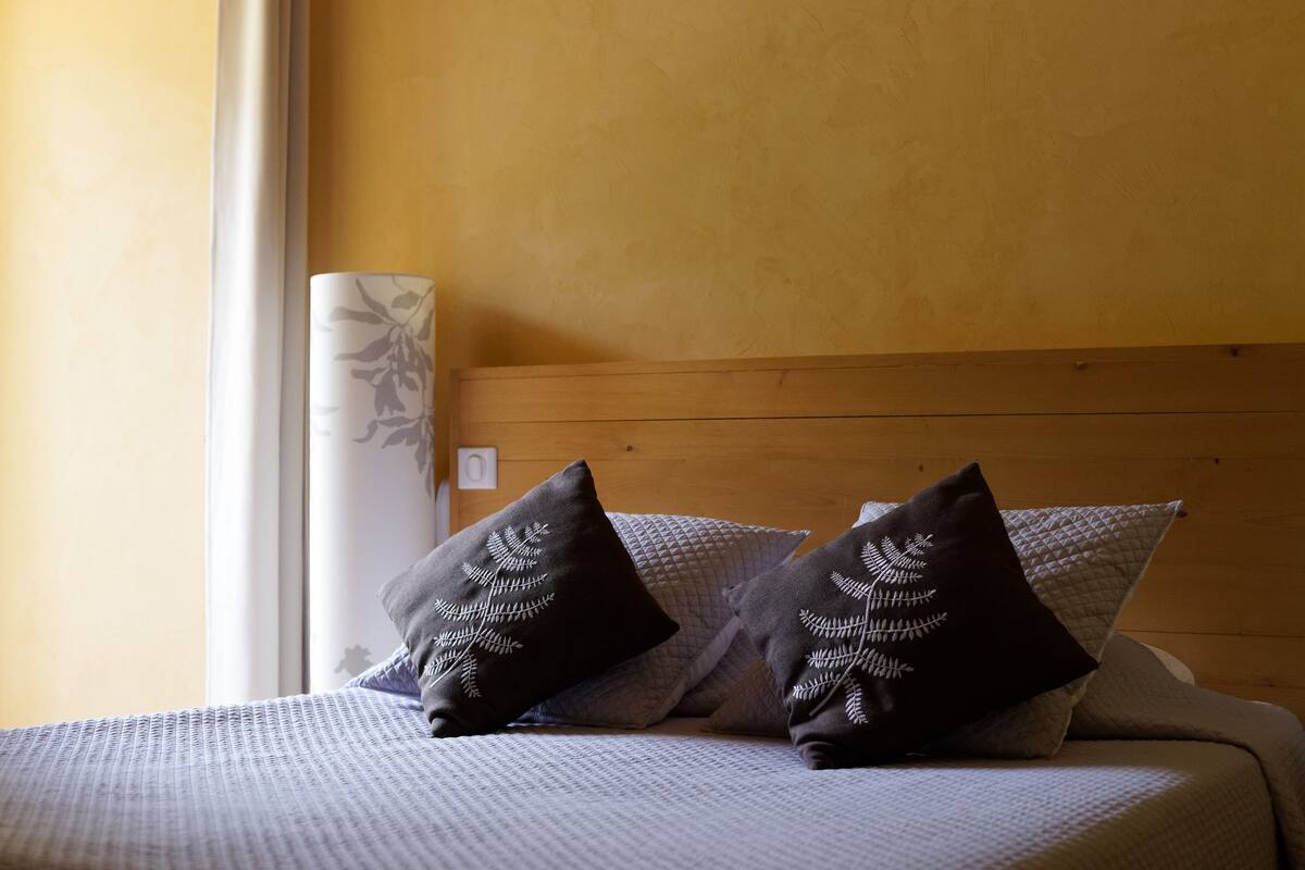 Premium bedding, in-room safe, blackout curtains, soundproofing