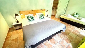 Habitación superior con 1 cama matrimonial o 2 individuales, vista al río | Ropa de cama de alta calidad y caja de seguridad en la habitación