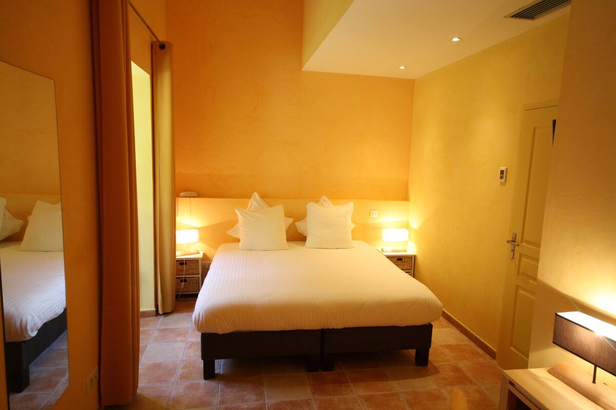 Premium bedding, in-room safe, blackout curtains, soundproofing