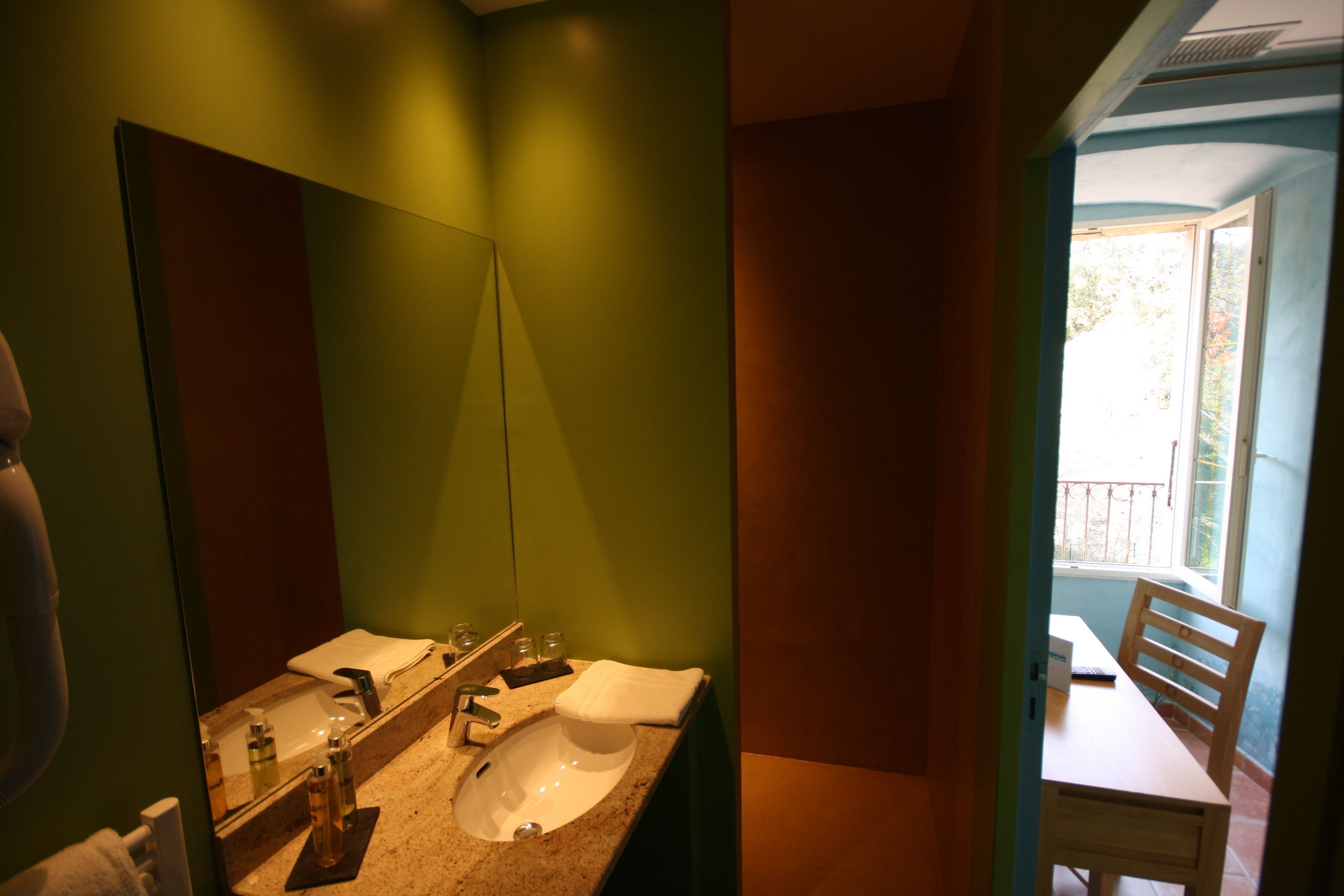 Salle de bain | Serviettes fournies, savon, shampoing, papier toilette