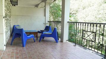 Chambre quadruple, douche accessible en fauteuil roulant, vue sur le fleuve | Terrain de l’hébergement