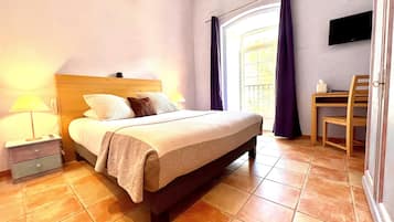 Comfort Double Room, 1 Queen Bed, Garden View | Premium bedding, in-room safe, individually decorated