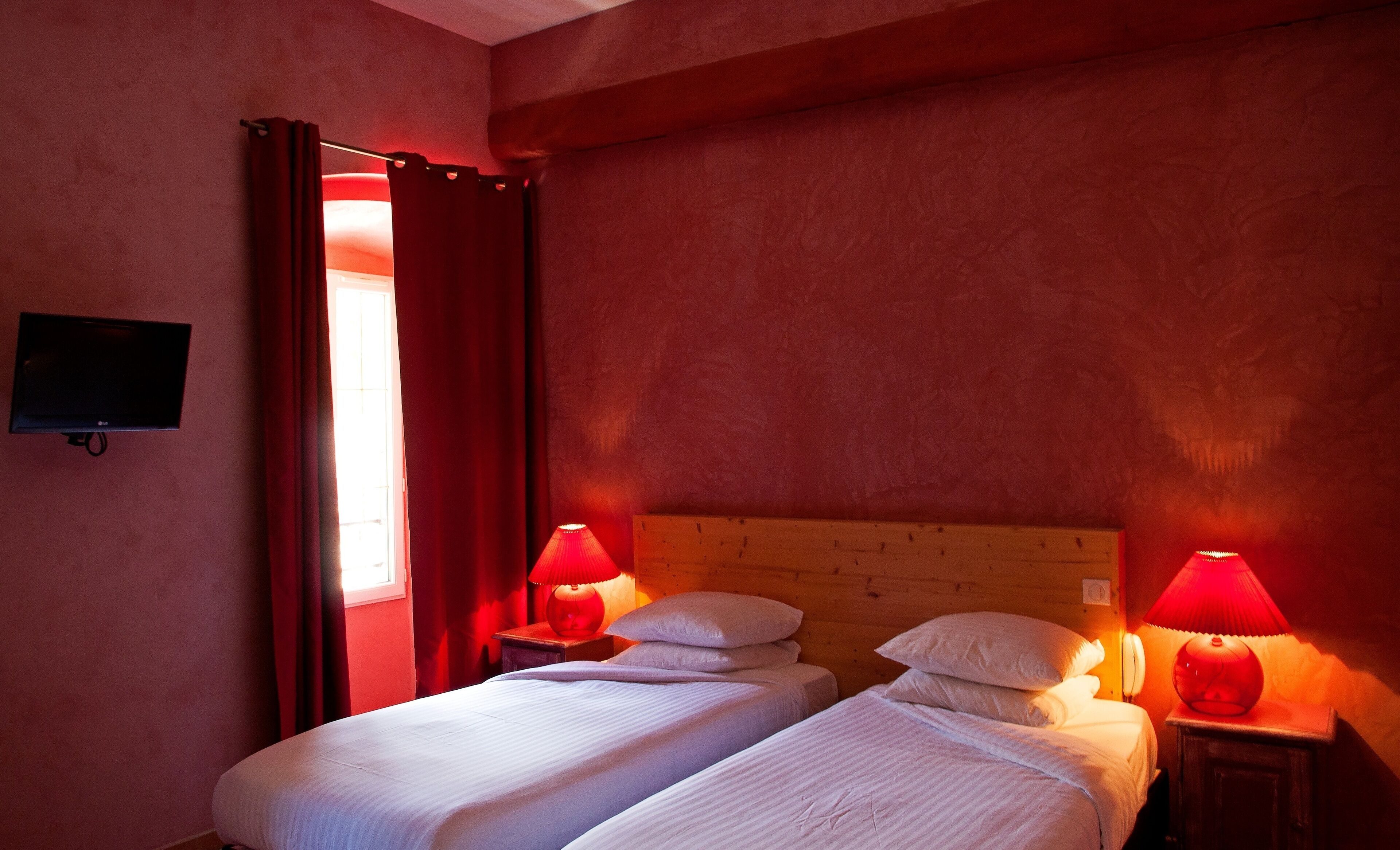 Premium bedding, in-room safe, individually decorated