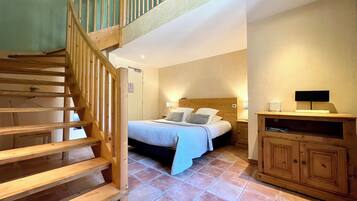 Premium bedding, in-room safe, individually decorated