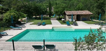 Una piscina al aire libre, cabañas de piscina gratuitas, sombrillas