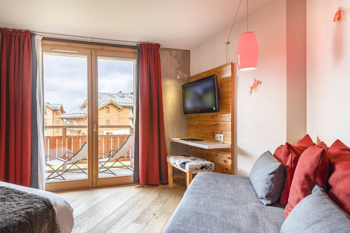 Junior Suite, Balcony | Premium bedding, in-room safe, soundproofing, WiFi (free)