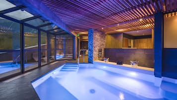 Indoor pool, sun loungers