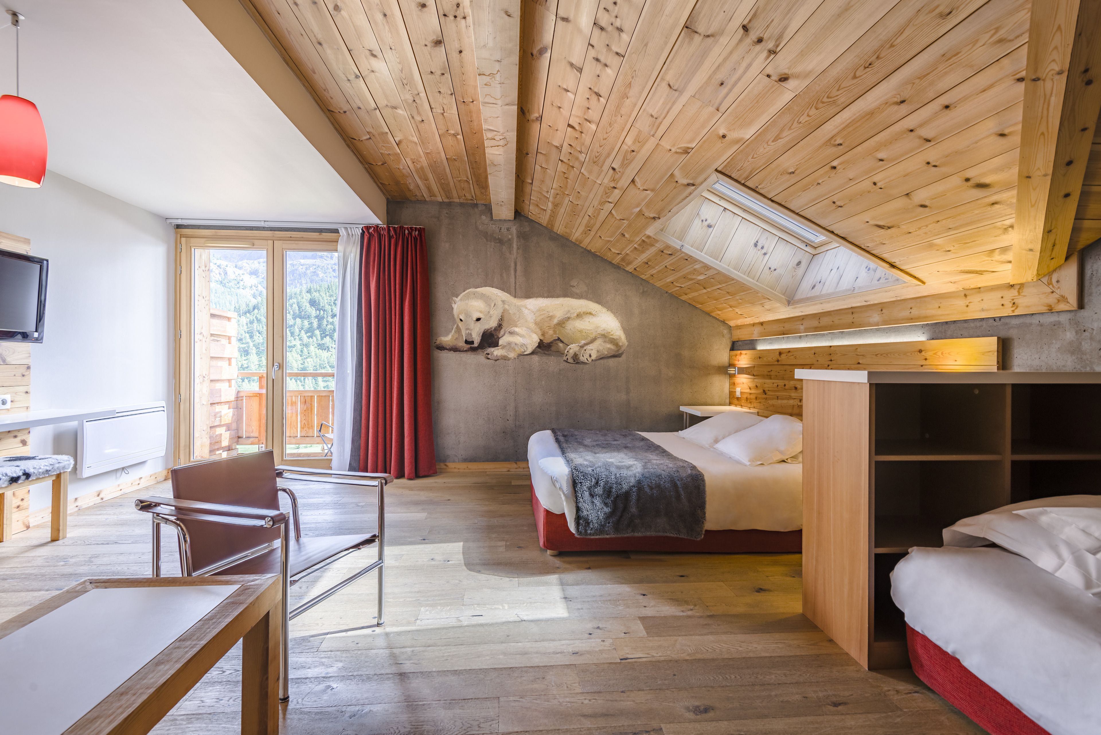 Quarto triplo superior, sacada | Roupas de cama premium, cofres nos quartos, individualmente decorados