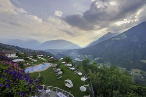 Piscina coperta, piscina all'aperto, ombrelloni da piscina, lettini