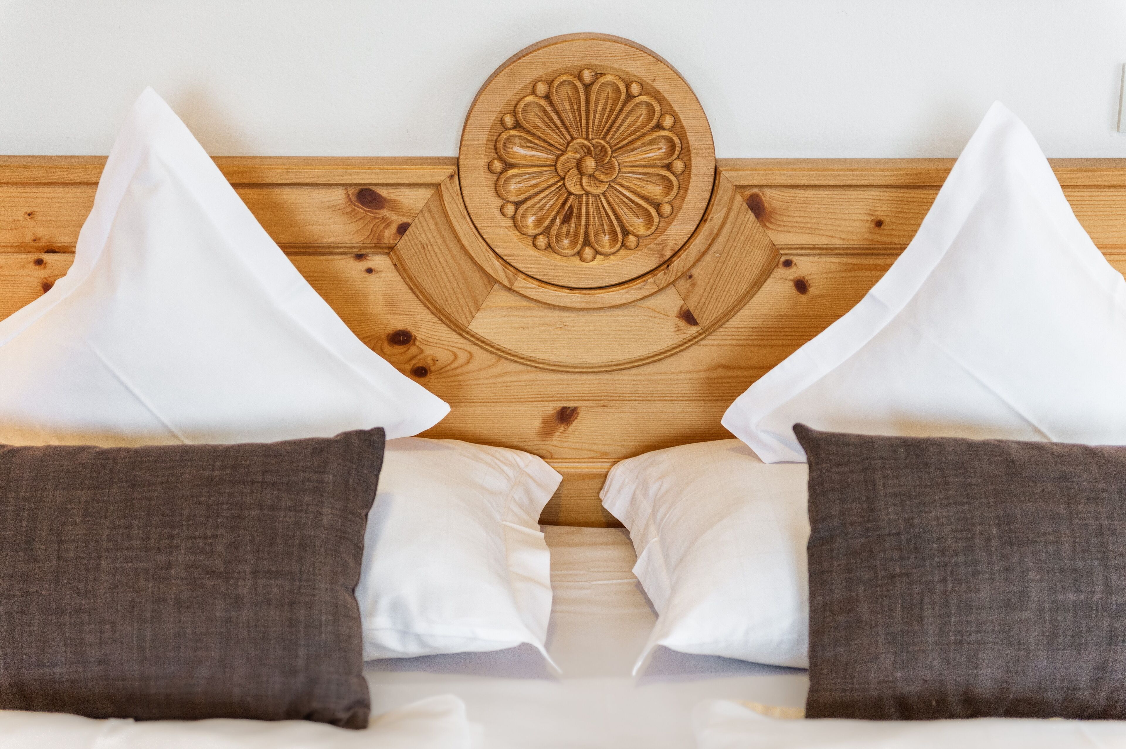 deluxe room | minibar, in-room safe, desk, free cots/infant beds