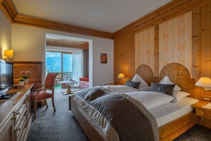 Minibar, caja de seguridad en la habitación y escritorio 