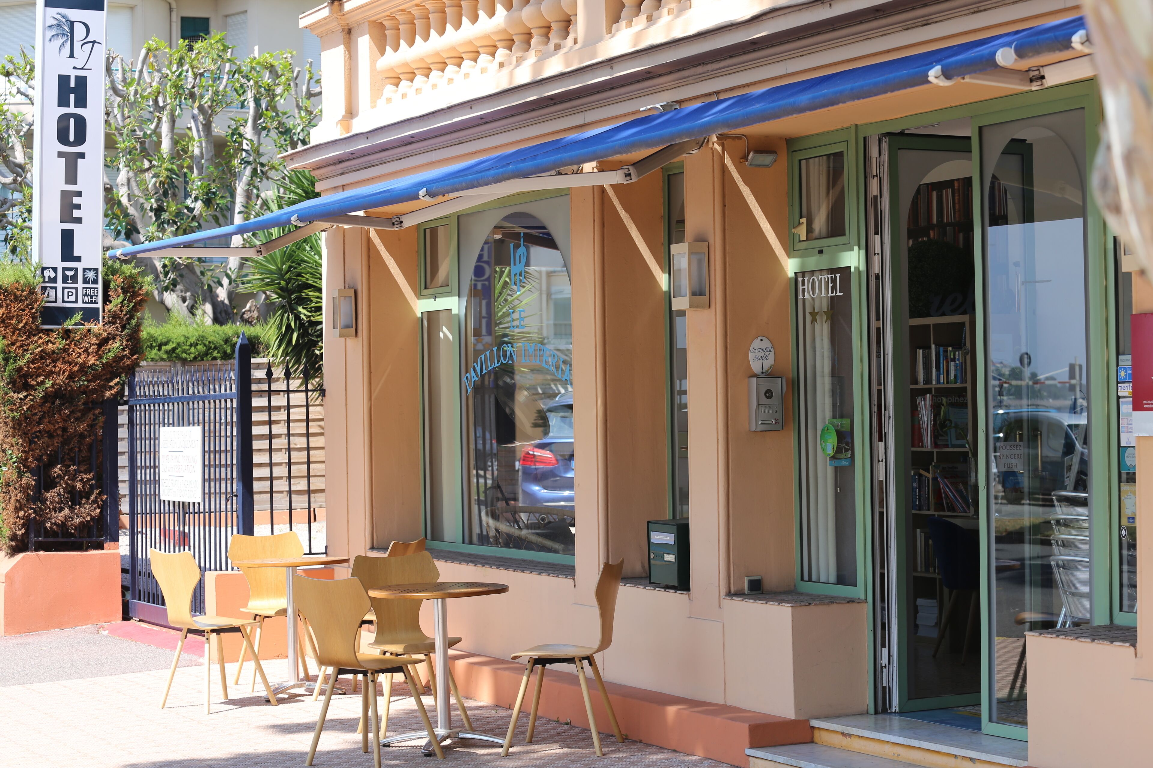 Vista frontal de la propiedad