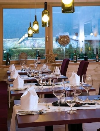 供应午餐和晚餐