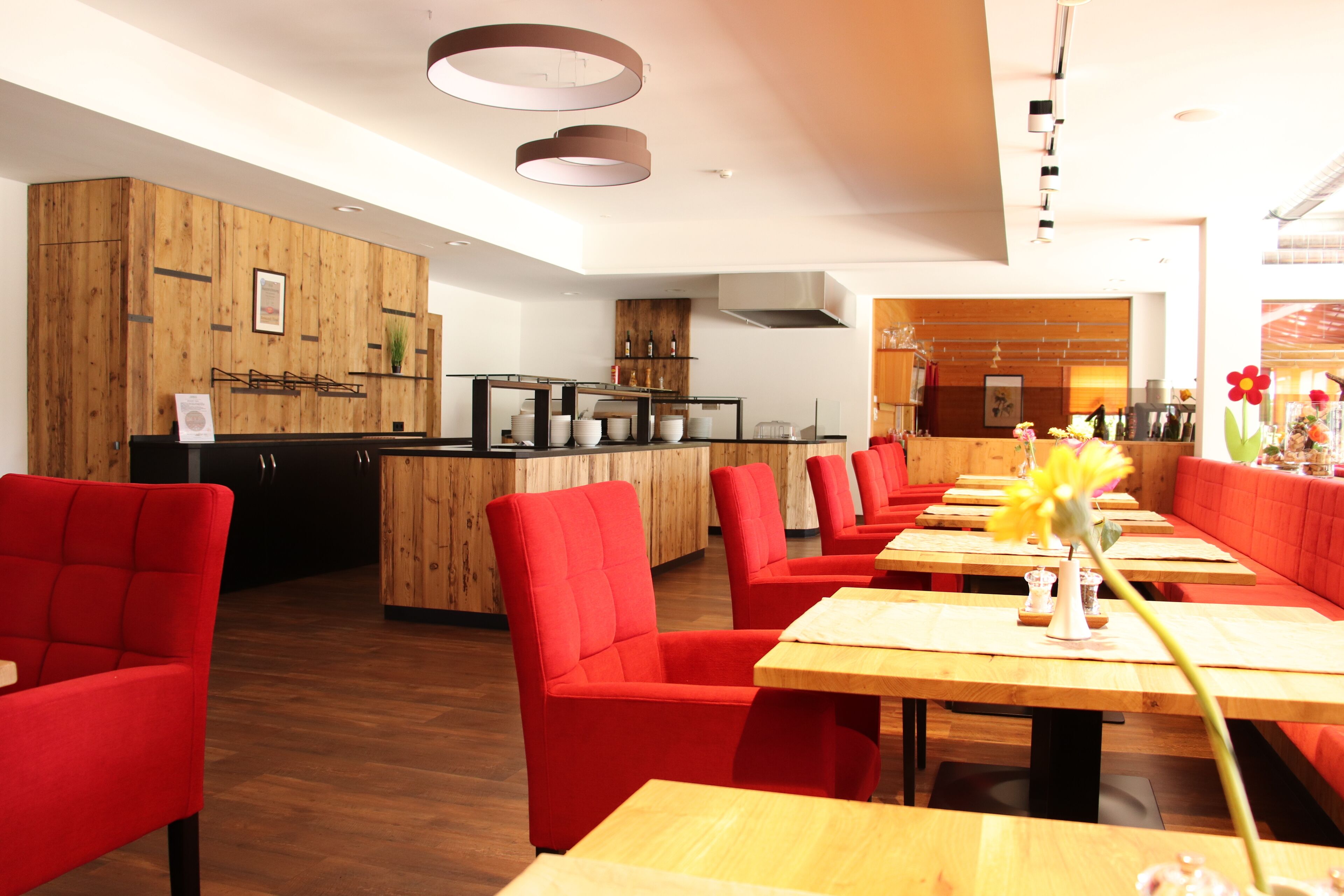 점심 식사 및 저녁 식사 제공