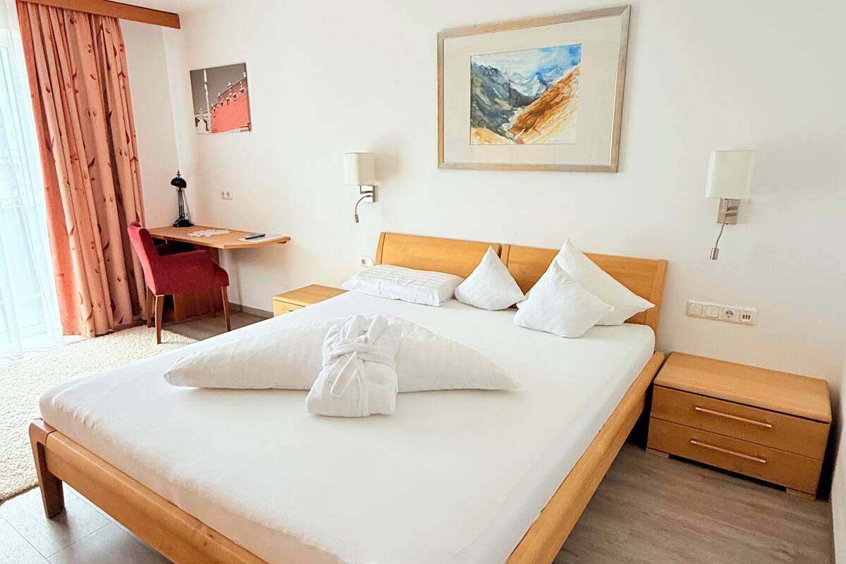 Classic Suite, Balcony | Down comforters, in-room safe, WiFi (free), individually decorated