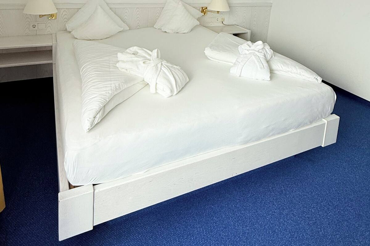 Comfort Suite, Balcony | Down comforters, in-room safe, WiFi (free), individually decorated