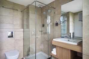 Rainfall showerhead, free toiletries, hair dryer, towels - Marsiho By Happyculture (Marseille)