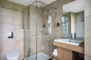 Geniş duş başlığı, ücretsiz banyo/kozmetik ürünleri 