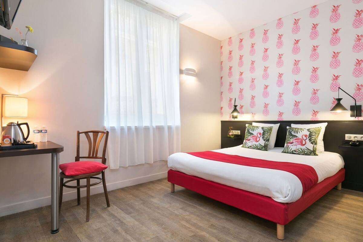 Ropa de cama de alta calidad y caja de seguridad en la habitación