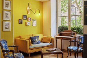 66-厘米液晶电视 （配备卫星频道）、电视