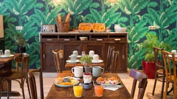 Tägliches Frühstücksbuffet gegen Gebühr