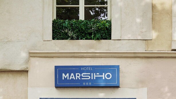 A hotel entrance with a blue sign reading "HOTEL MARSHO" and the number "16" above the door. - Hôtel Marsiho by Happyculture (Marseille)
