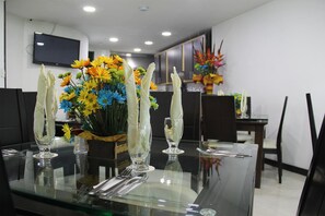 Phục vụ bữa sáng, bữa trưa và bữa tối 