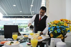 아침 식사, 점심 식사 및 저녁 식사 제공