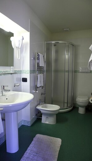 A bathroom with a shower, toilet, and sink. - Alla Marina - Bed and Breakfast (Trapani)