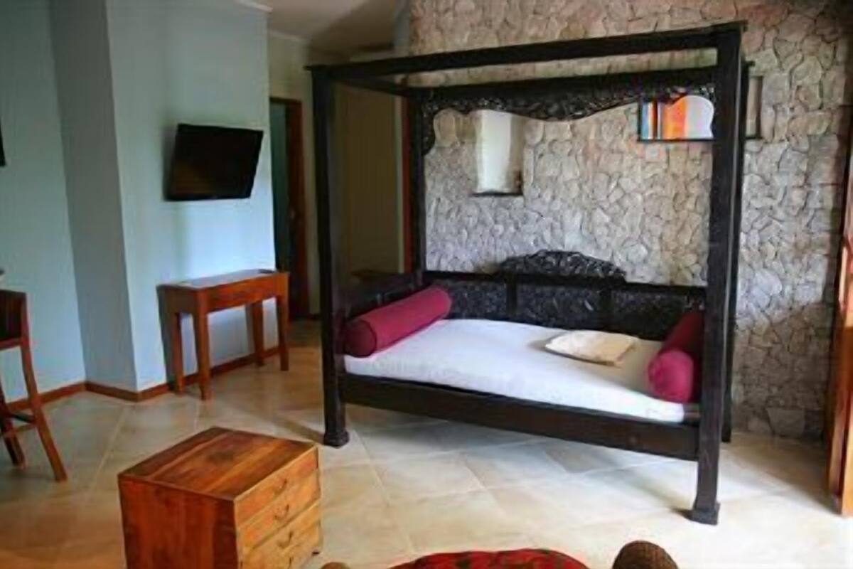 Standard Suite | Egyptian cotton sheets, pillowtop beds, in-room safe, cribs (free)