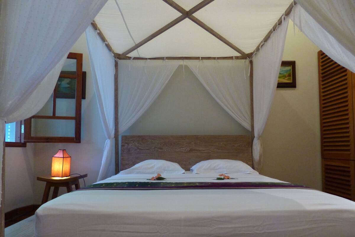Deluxe Suite | Egyptian cotton sheets, pillowtop beds, in-room safe, cribs (free)