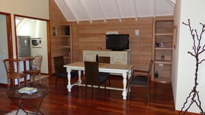 Deluxe Suite | Living area | Flat-screen TV - Demeure de Cap Maçon (Mahé Island)