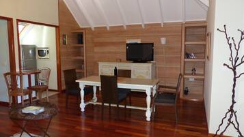 Phòng Suite Deluxe | Khu phòng khách | TV màn hình phẳng