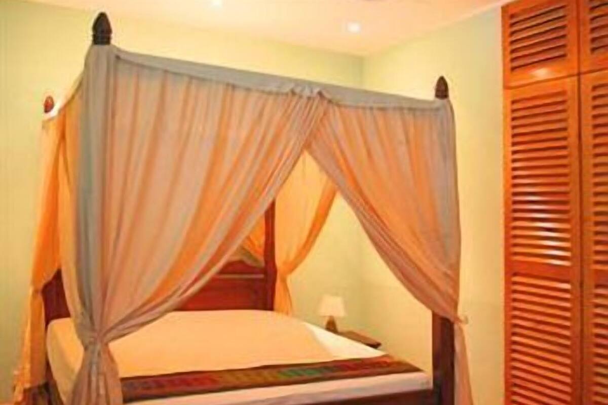 Egyptian cotton sheets, pillowtop beds, in-room safe, cribs (free)