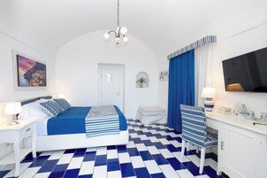 Ropa de cama de alta calidad y caja de seguridad en la habitación 